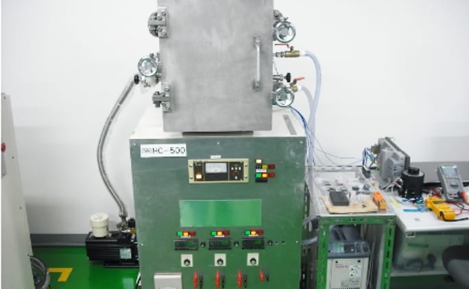 熱伝導率試験装置の写真